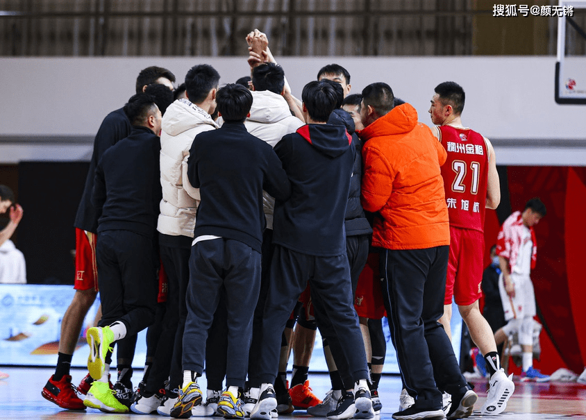 篮球比赛中出现纠纷,裁判被要求复查 篮球比赛中出现纠纷,裁判被要求复查