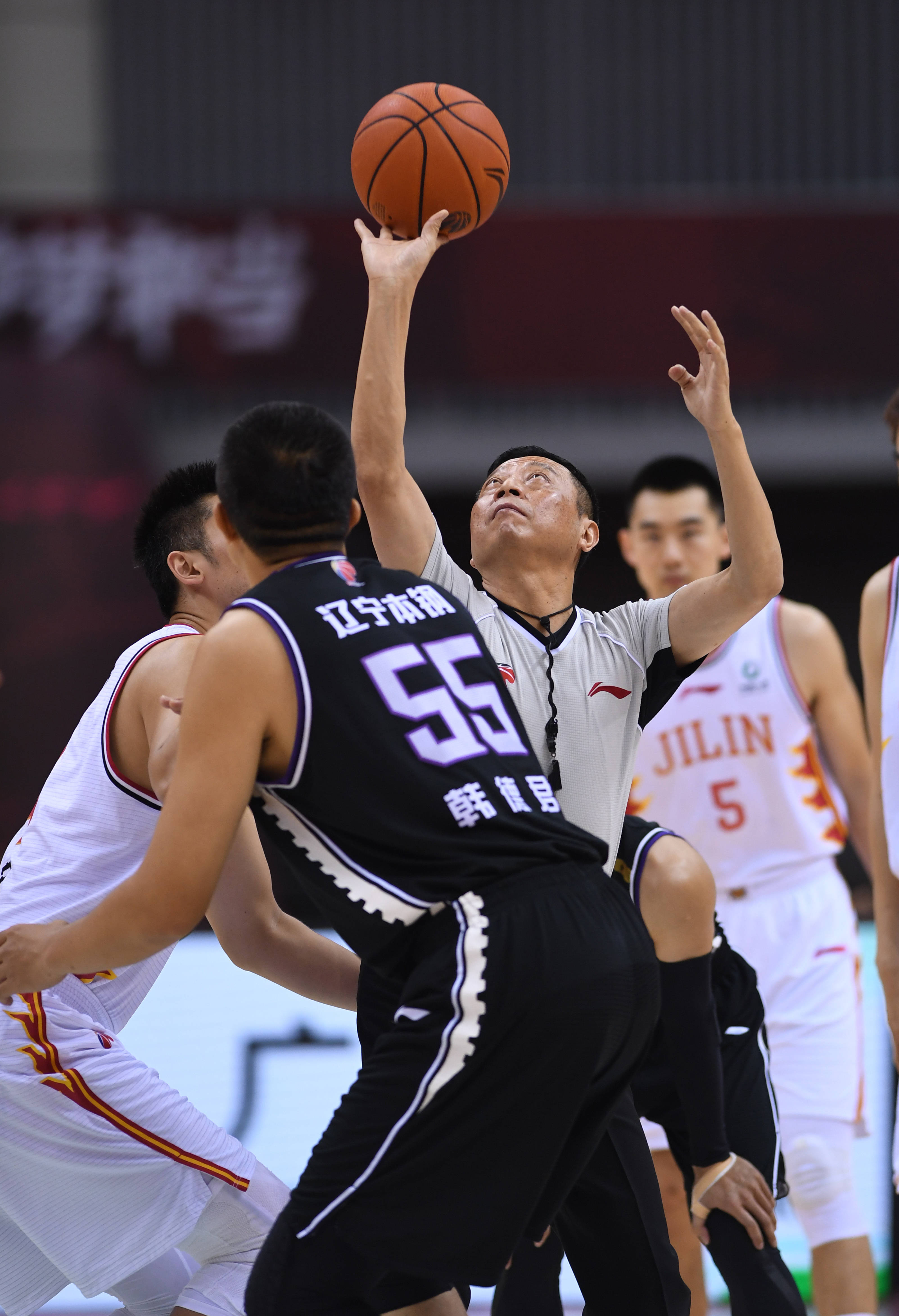 篮球比赛中出现纠纷,裁判被要求复查 篮球比赛中出现纠纷,裁判被要求复查